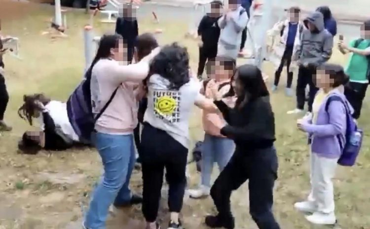  Antalya’da kız ortaokul öğrencileri saç başa birbirine girdi, arkadaşları ayırmakta güçlük çekti