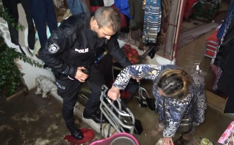  Şiddetli yağmur sebebiyle su basan evde mahsur kalan engelli kadını ve yaşlı anneyi polis kurtardı