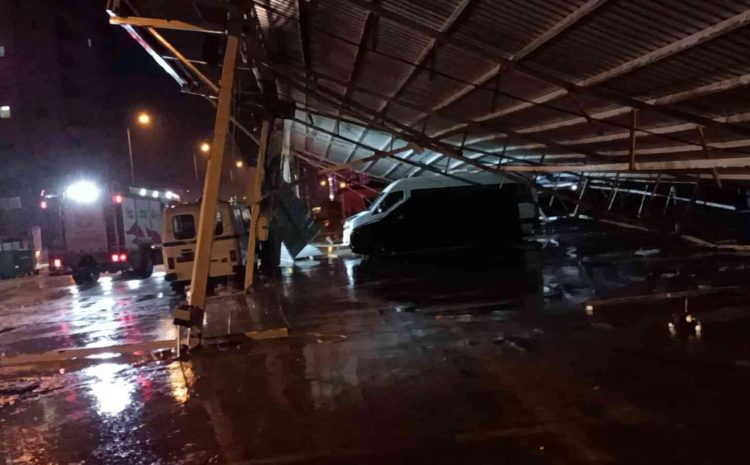  Antalya’da kapalı pazar yerinin çatısı fırtına nedeniyle çöktü