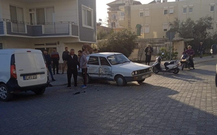  Antalya’da hafif ticari araç ile otomobil çarpıştı: 3 yaralı