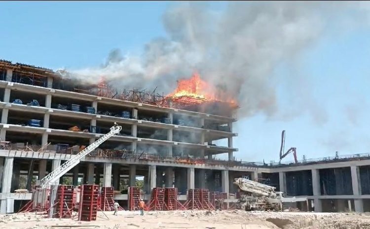  Otel inşaatının kalıpları alev alev yandı, devreye helikopter girdi