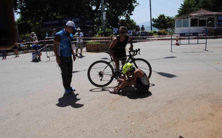  Triatlon yarışlarında bisikletten düşen kadın sporcu gözyaşlarına boğuldu