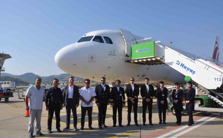  İran’dan Gazipaşa-Alanya Havalimanı’na ilk kez düzenlenen uçak seferinde yolcular çiçeklerle karşılandı
