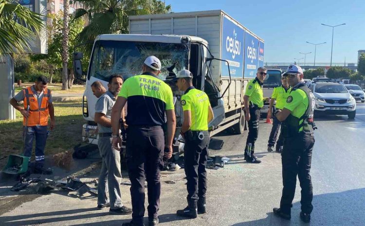  Antalya’da 4 araçlı zincirleme kaza: 2 yaralı
