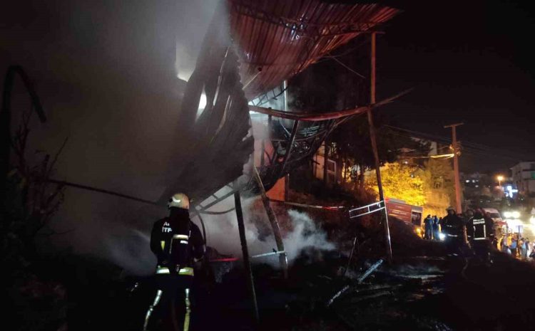  Antalya’da müstakil ev alev alev yandı, patlamalar mahalleyi sokağa döktü