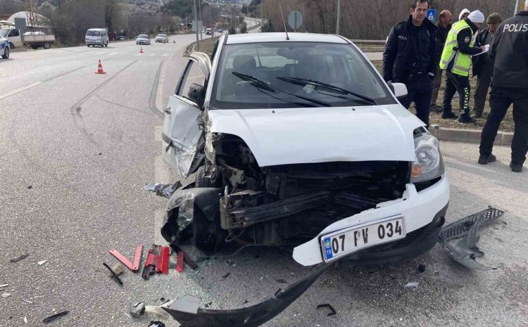  Burdur’da traktör otomobille çarpıştı: 2 yaralı