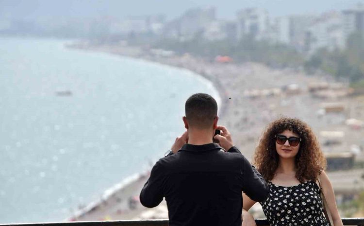  Antalya’da çöl tozunun etkisi azaldı, sahiller doldu